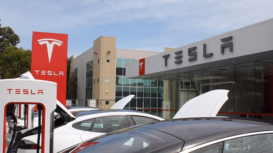 Новые «аккордеонные» суперзарядки Tesla объединяют восемь стоек в одной поставке