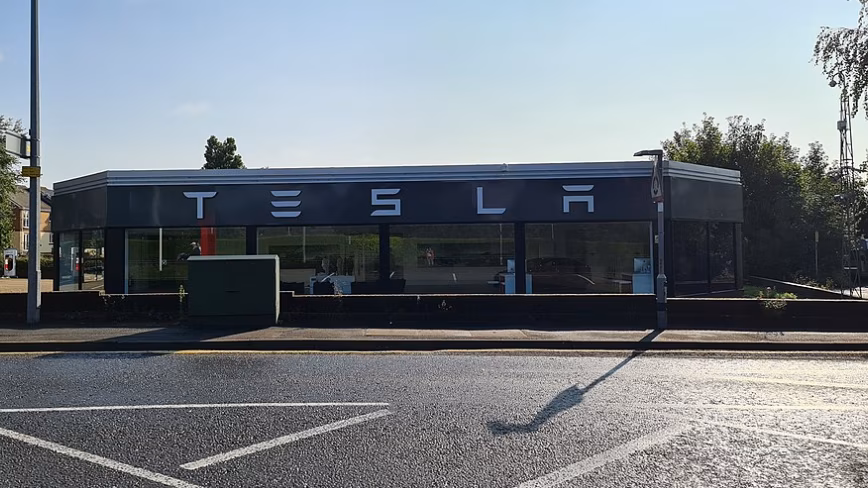 Incidente Tesla: l'acceleratore al 100% e il tallone d'Achille dell'AI on-premise