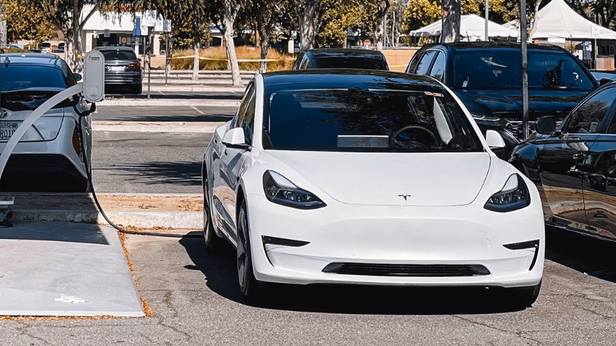 Tesla продала на 25% больше автомобилей и получила на 57% меньшую операционную прибыль. Причина — расходы на ИИ.