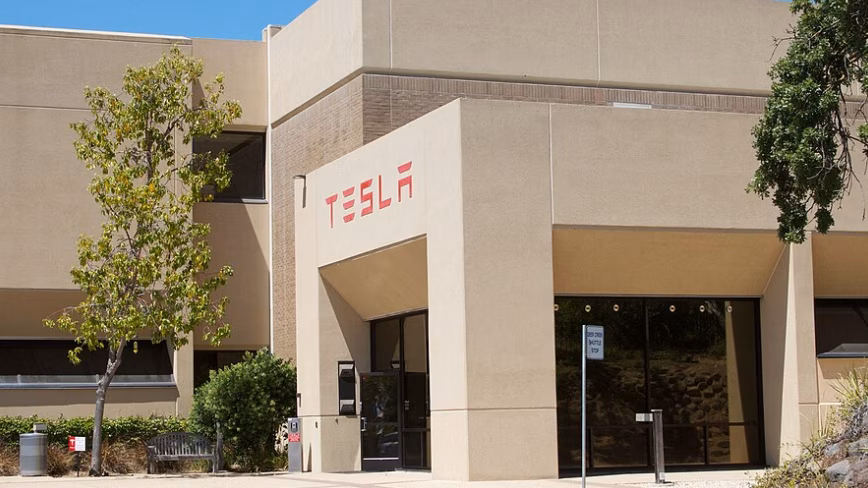 Tesla превзошла прогнозы по поставкам во втором квартале, но ее акции упали. Отчет о доходах в среду столкнется с той же проблемой.