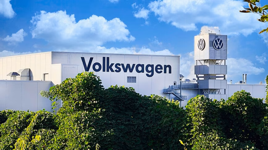 Volkswagen планирует сократить еще 50 000 рабочих мест, доведя их общее число до 100 000