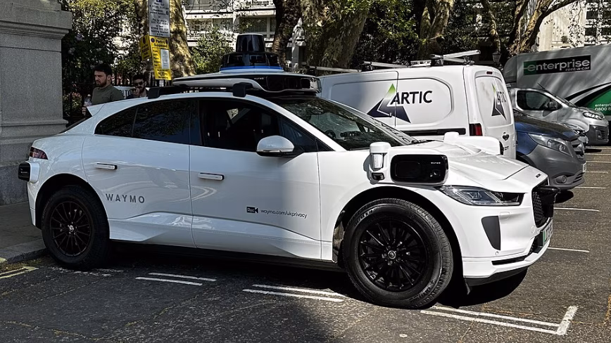 Waymo продолжает парковаться в зонах запрета стоянки в Остине. Компания получила 64 штрафа.