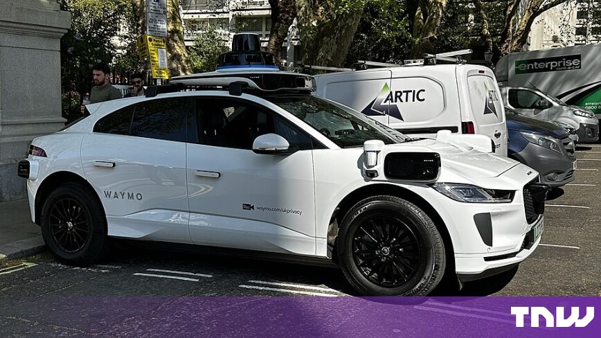 Waymo продолжает парковаться в зонах запрета стоянки в Остине. Компания получила 64 штрафа.
