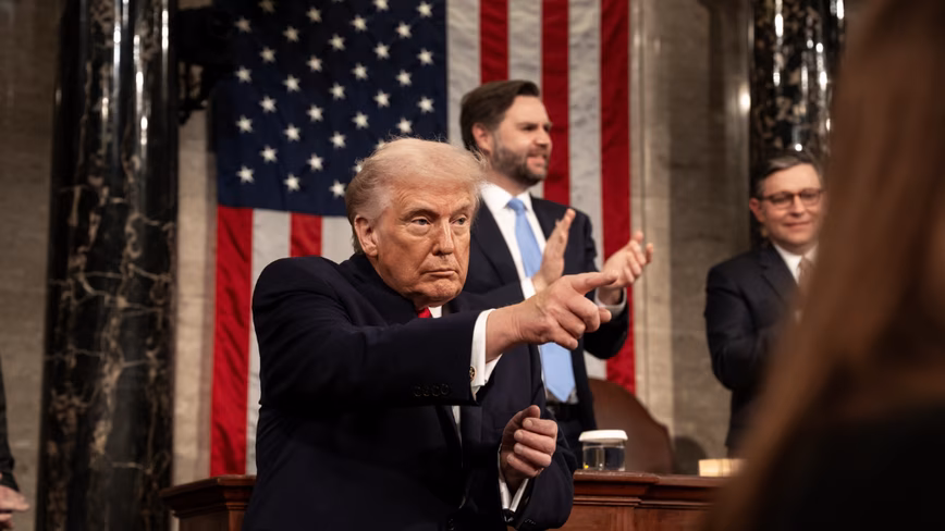 Трамп заявляет, что негативная реакция на ИИ — это демократический розыгрыш. Опрос этой недели показал, что 47% республиканцев выступают против дата-центров.