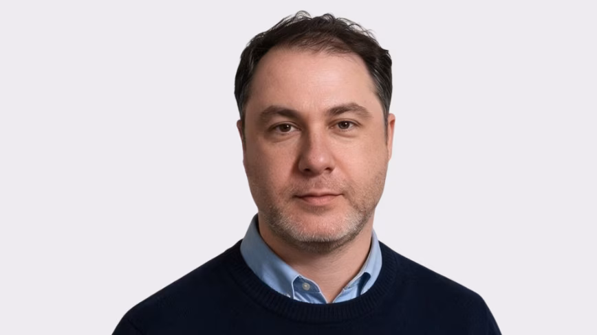 Maxim Magaziner, Staff Software Engineer at Taboola in the centre on a light grey background