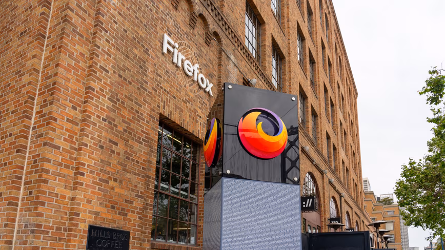 Mozilla разместила по всему Нью-Йорку плакаты с критикой Маска и Цукерберга