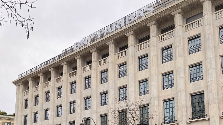 BNP заявляет, что заимствования на ИИ положат конец «бычьему» рынку кредитования, и при этом сам кредитует ИИ