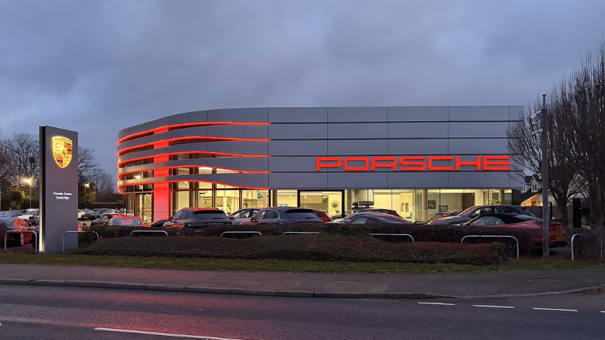 Porsche создала аккумуляторную ячейку, катод которой полностью изготовлен из переработанных материалов собственных старых батарей