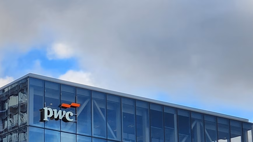 Исследование PwC среди 49 000 работников показало: большинство отстаёт в освоении навыков работы с ИИ