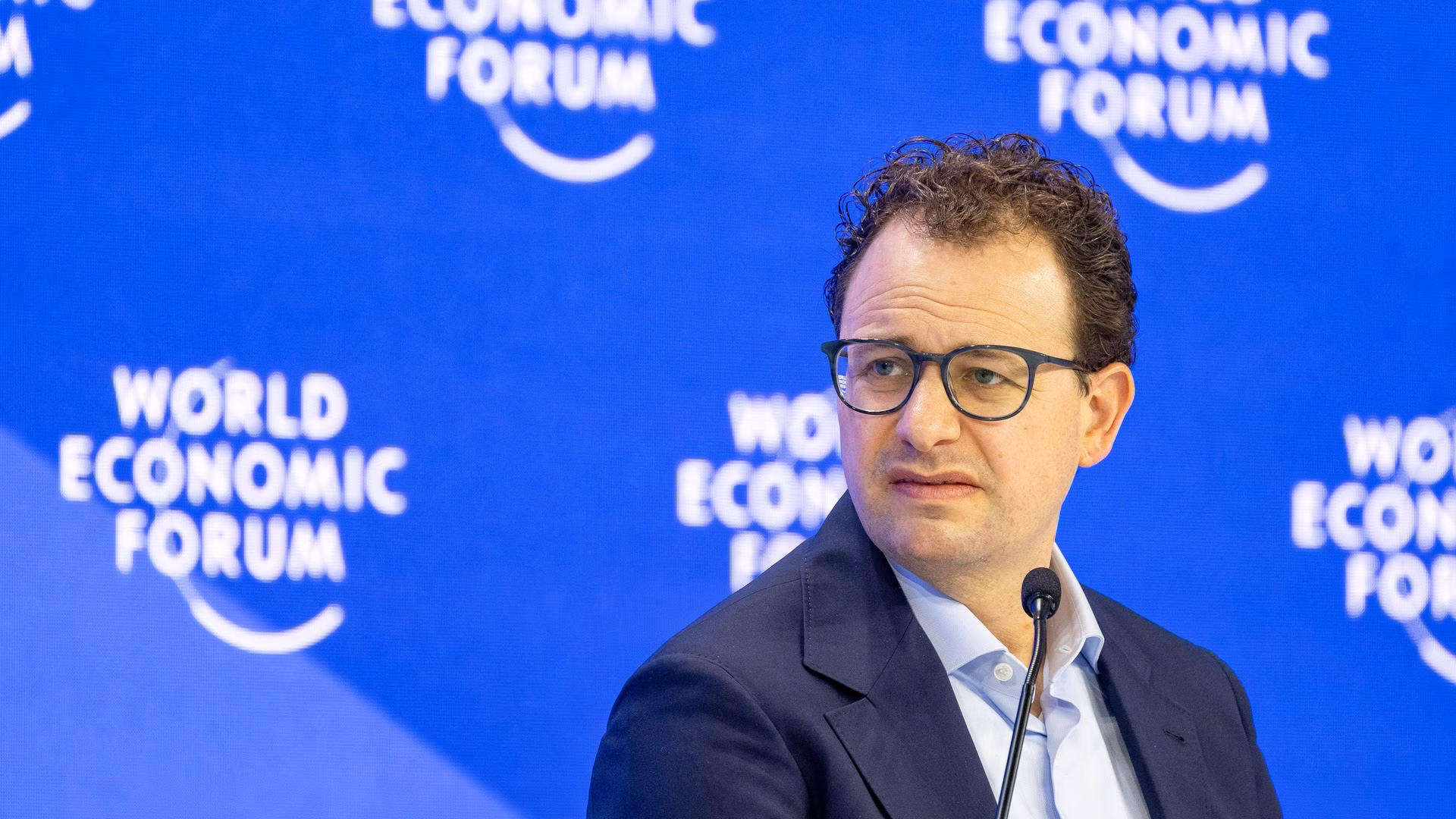 Anthropic рассматривает возможность выделить до 20% акций в ходе IPO для розничных инвесторов, пока Уоррен требует ответов