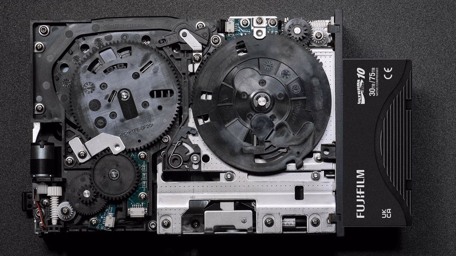 Fujifilm увеличит производство магнитных лент для хранения данных в пять раз на фоне роста спроса со стороны ИИ