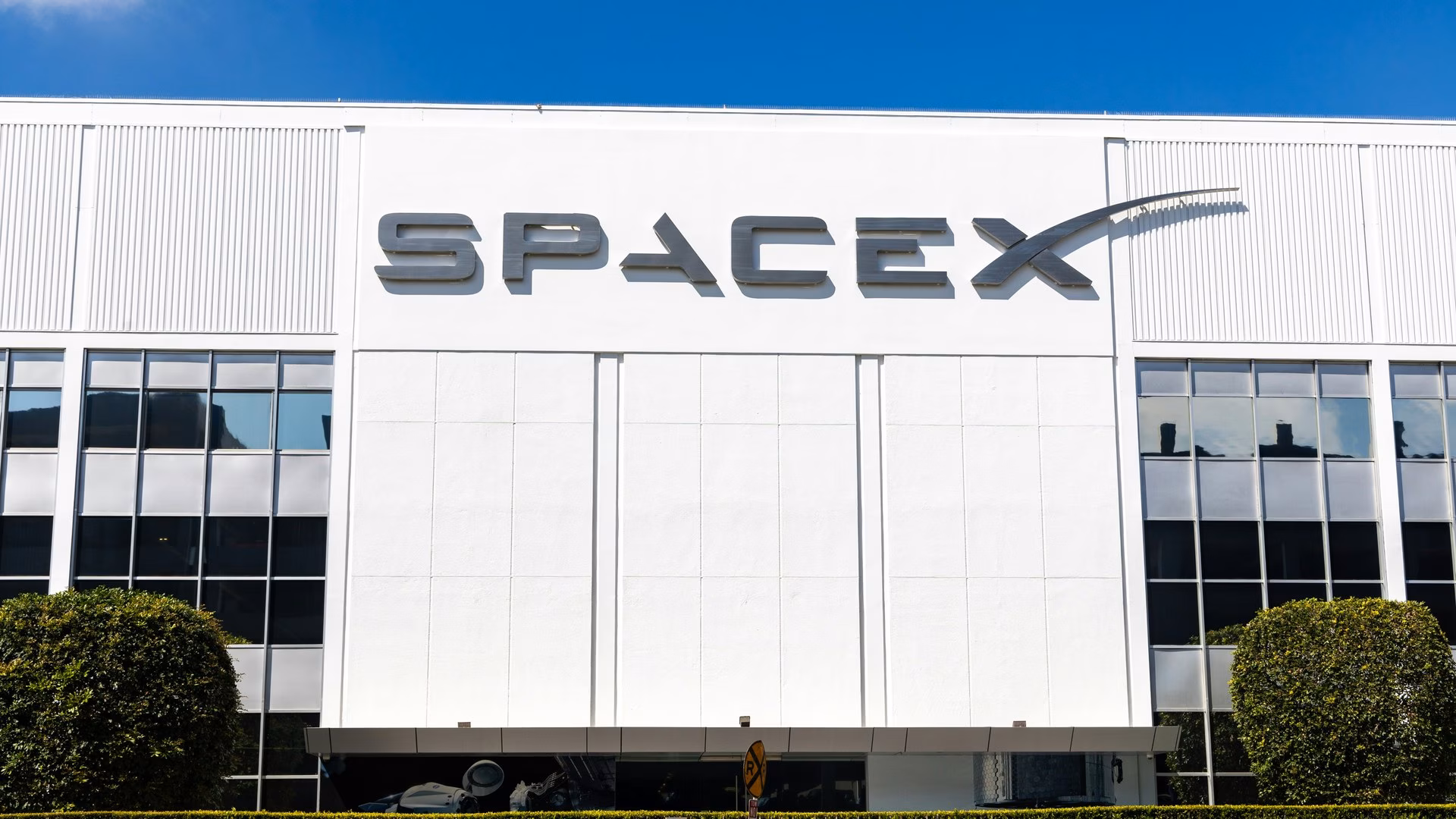 SpaceX нужны 80 000 вышек сотовой связи в США, чтобы создать четвёртого мобильного оператора