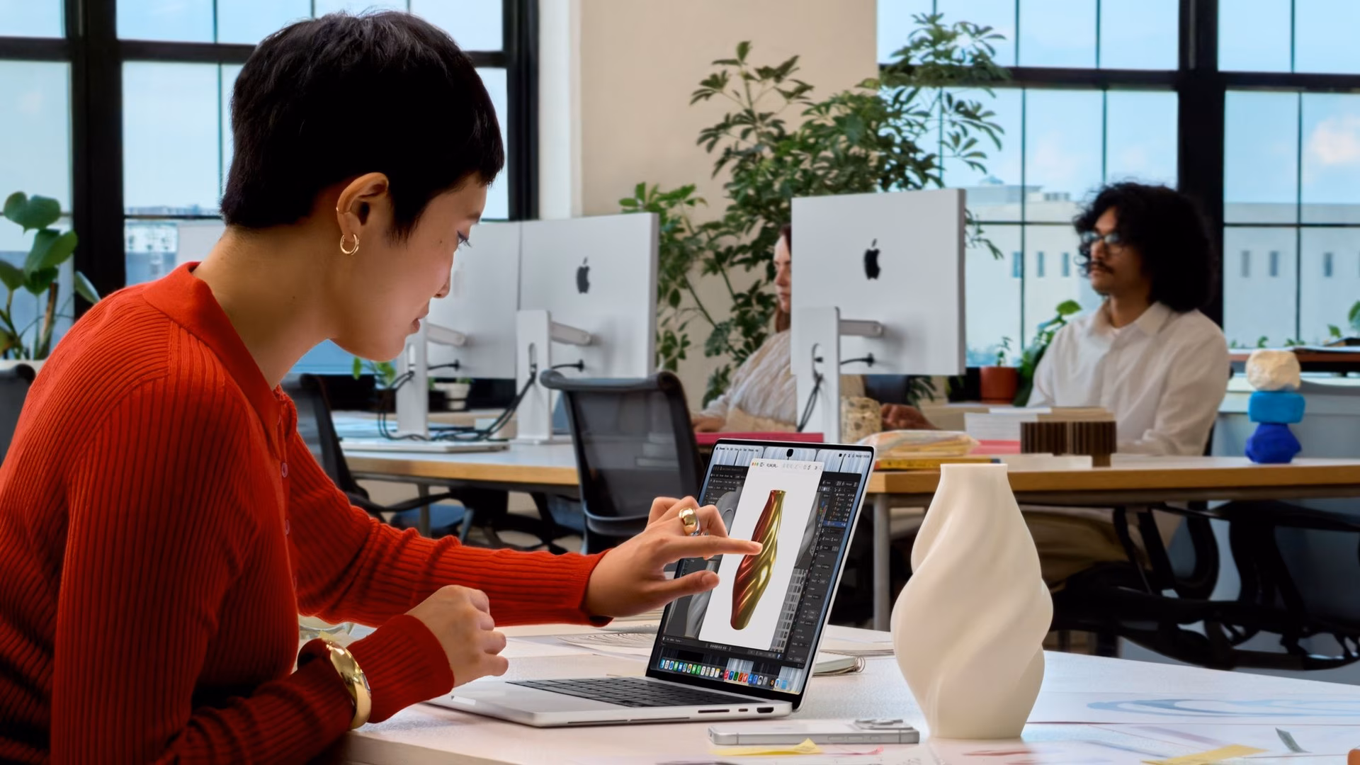 Apple представила свой первый MacBook Pro с сенсорным экраном по цене от 2 899 долларов